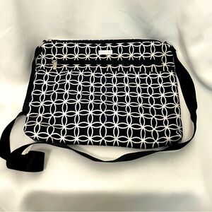 Baggallini Classic Medium Black & White Geometric Pattern Slim Crossbody bag
